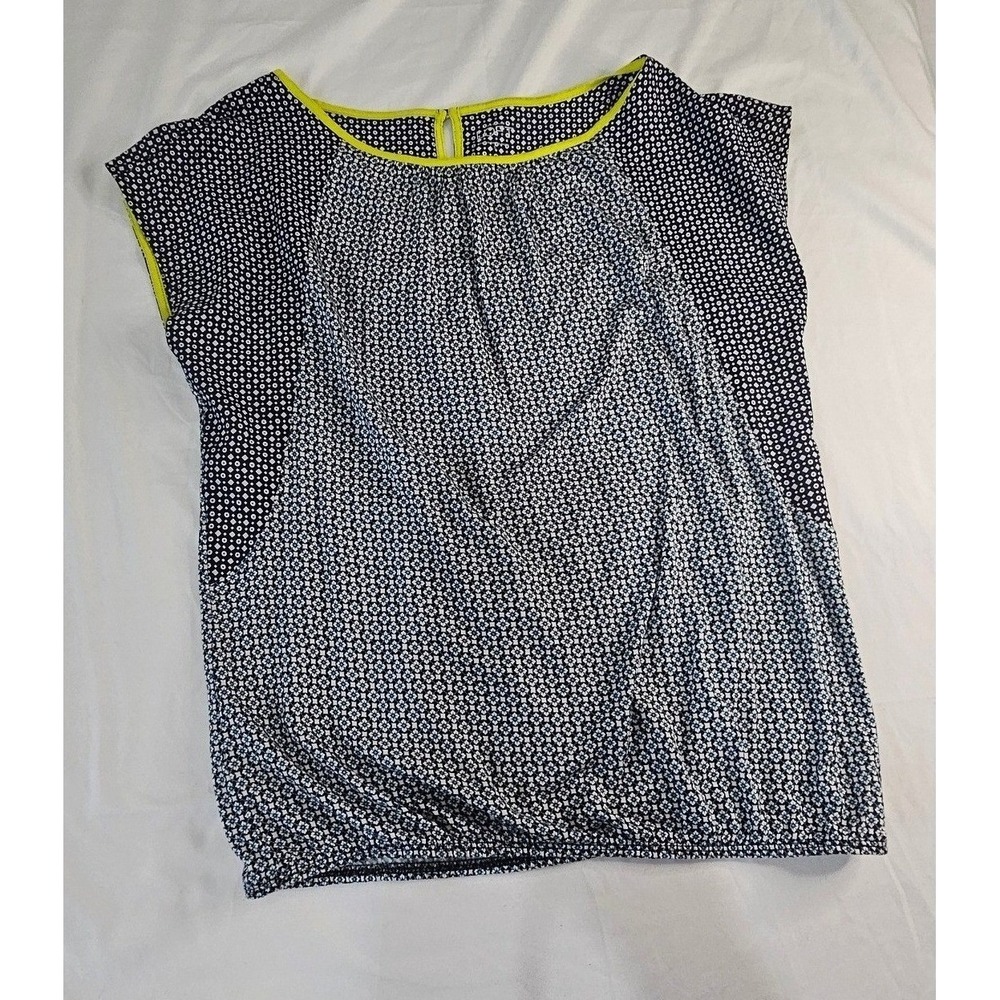 Ann Taylor LOFT Navy White Geometric Floral Cap Sleeve Blouse Neon Trim Small